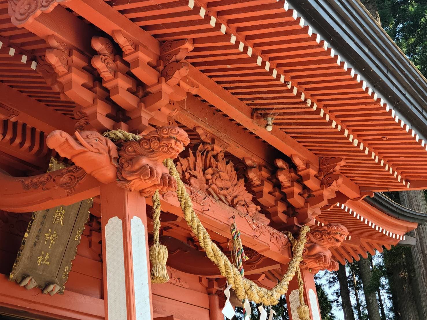 朱塗の社殿(花巻市指定有形文化財)