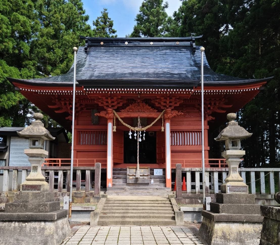 朱塗の社殿(花巻市指定有形文化財)
