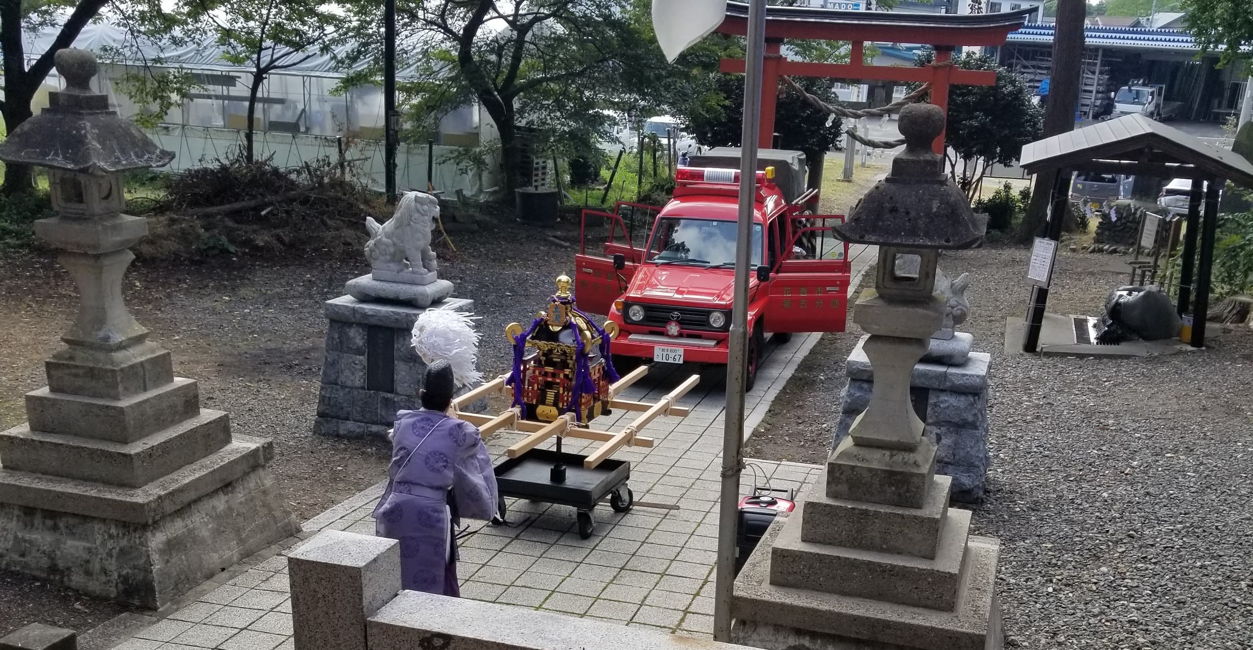 祭儀（祓いを受ける子供神輿と消防車輌）